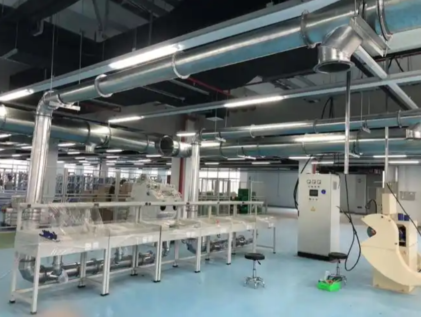 制药车间顶部废气收集管道